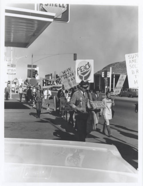 Draft protest march on Mill Avenue