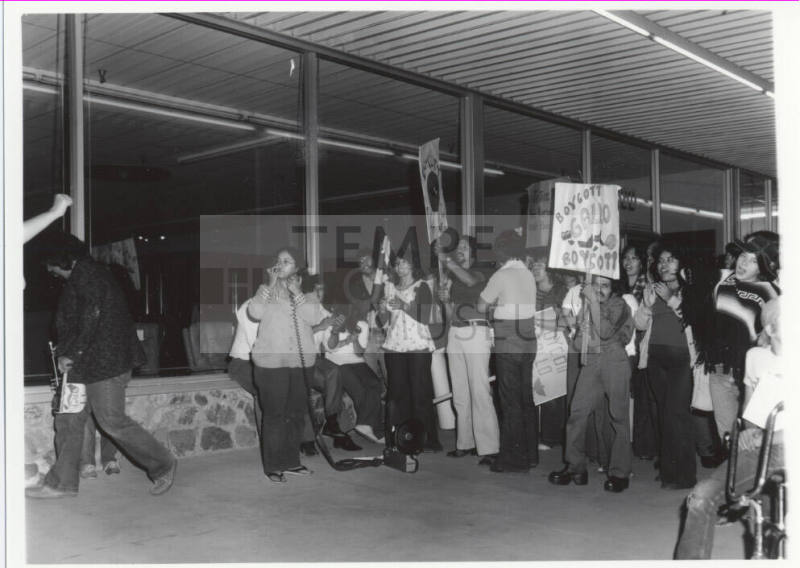 United Farm Worker's Gallo wine protest at Hayden Plaza
