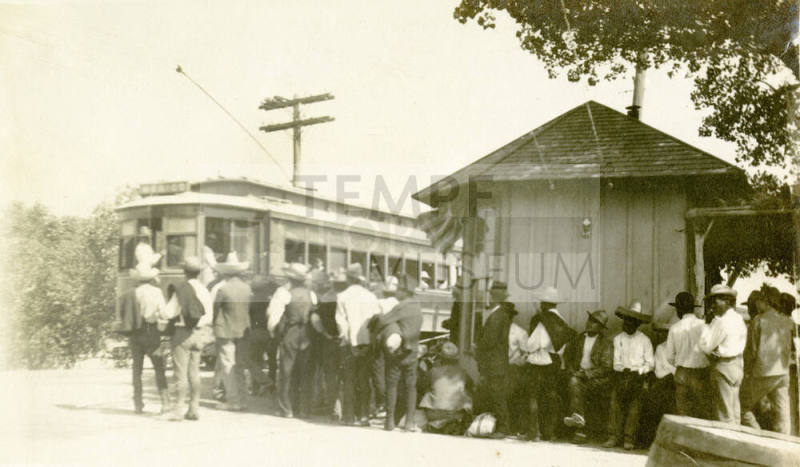 Mexicanos Boarding a trolley
