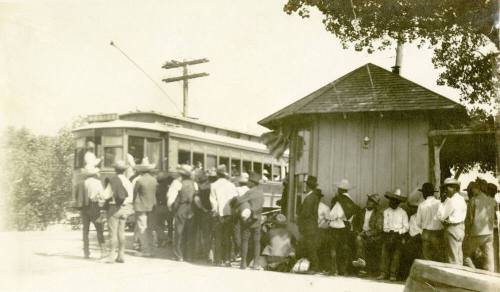 Mexicanos Boarding a trolley