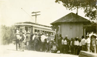 Mexicanos Boarding a trolley