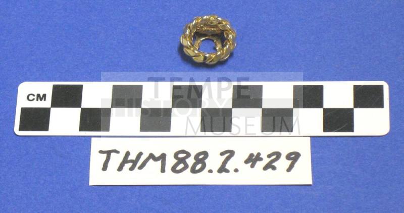 Gold-tone open circle shoe clip
