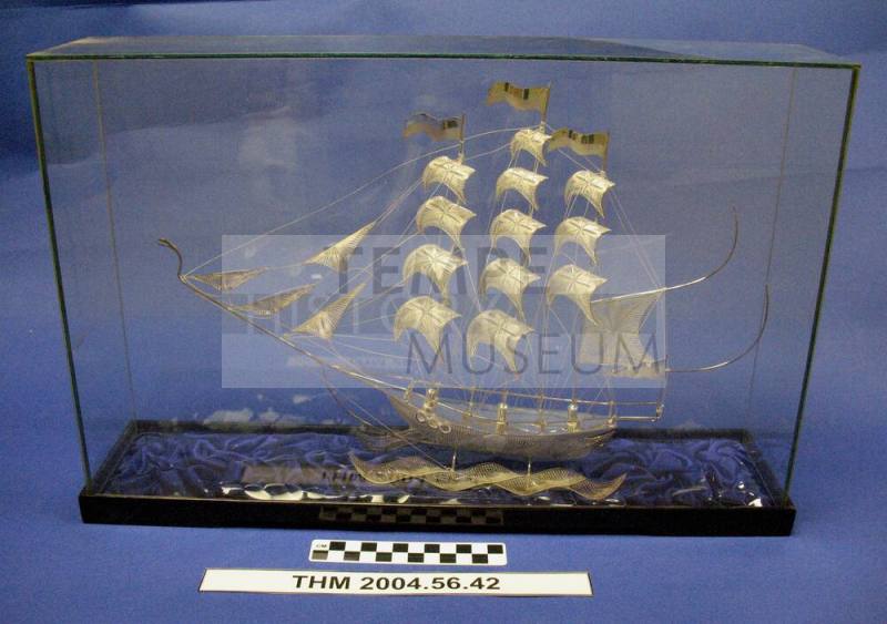 Silver-tone clipper ship model in plastic showcase