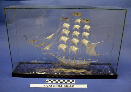 Silver-tone clipper ship model in plastic showcase