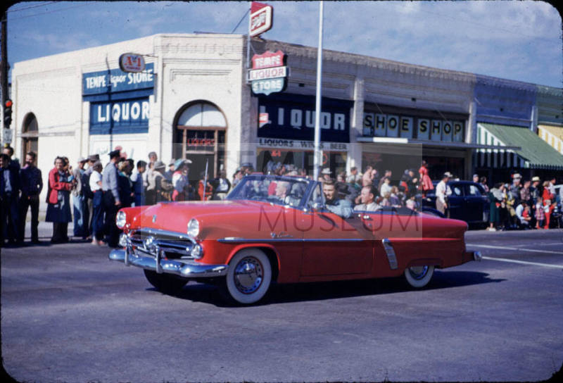 Parade:  Parade Ford Convertible - Mill Avenue, Tempe