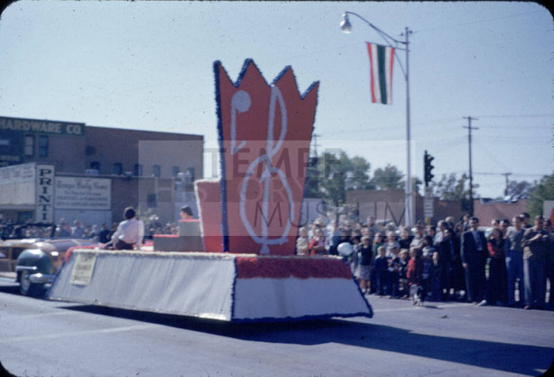 Parade:  Musical Clef Float - Mill Avenue, Tempe