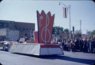 Parade:  Musical Clef Float - Mill Avenue, Tempe
