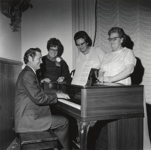 Piano Player and Audience