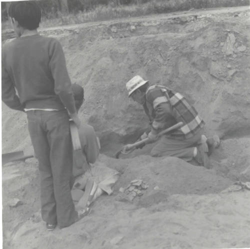 People Plunder Native American Grave Site (2 of 4)