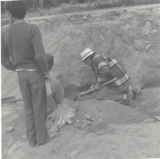 People Plunder Native American Grave Site (2 of 4)
