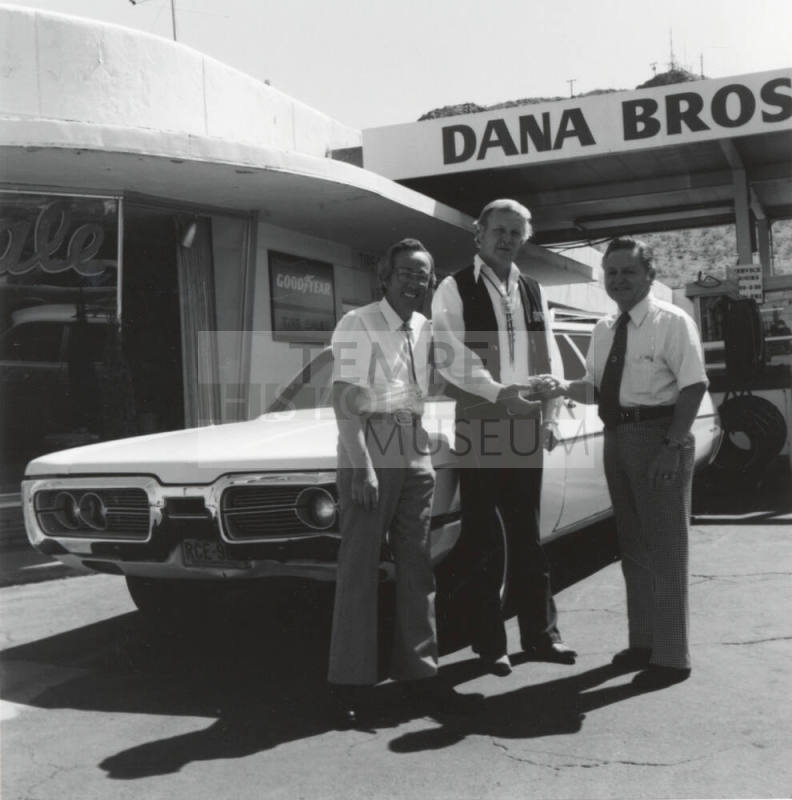 Keys To Car Donated By Dana Brothers Motors Are Turned Over To Tempe Diablos For Auction - Tempe Daily News
