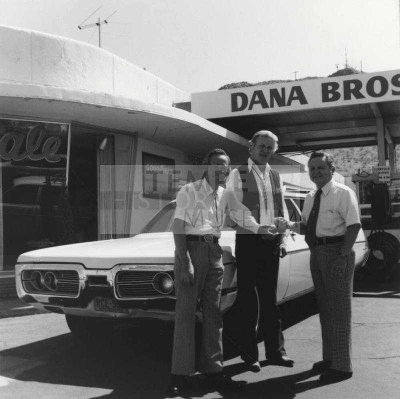 Keys To Car Donated By Dana Brothers Motors Are Turned Over To Tempe Diablos For Auction - Tempe Daily News