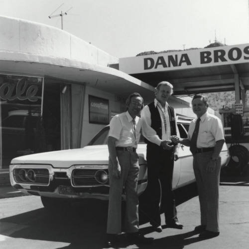 Keys To Car Donated By Dana Brothers Motors Are Turned Over To Tempe Diablos For Auction - Tempe Daily News