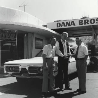 Keys To Car Donated By Dana Brothers Motors Are Turned Over To Tempe Diablos For Auction - Tempe Daily News