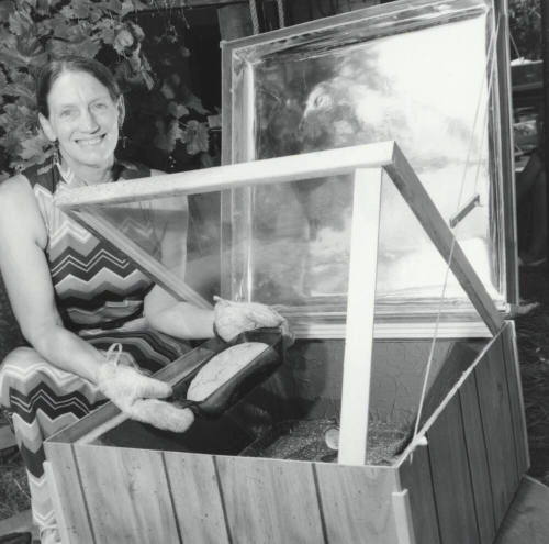 Tempean Cooks with Sun. - Tempe Daily News, June 24 1977
