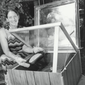 Tempean Cooks with Sun. - Tempe Daily News, June 24 1977