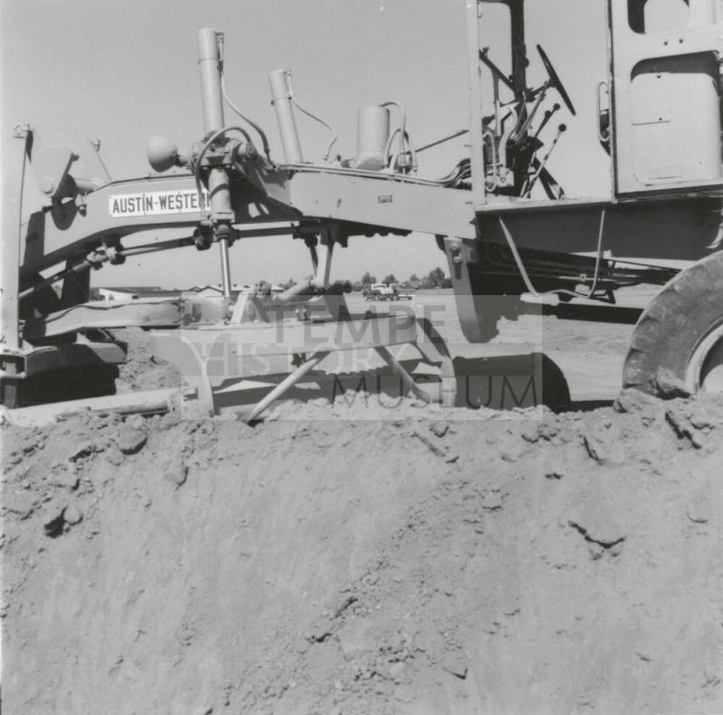 Moving Grounds. - Tempe Daily, September 1 1977