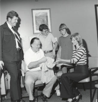 Showing Off - Tempe Daily News - September 22, 1977
