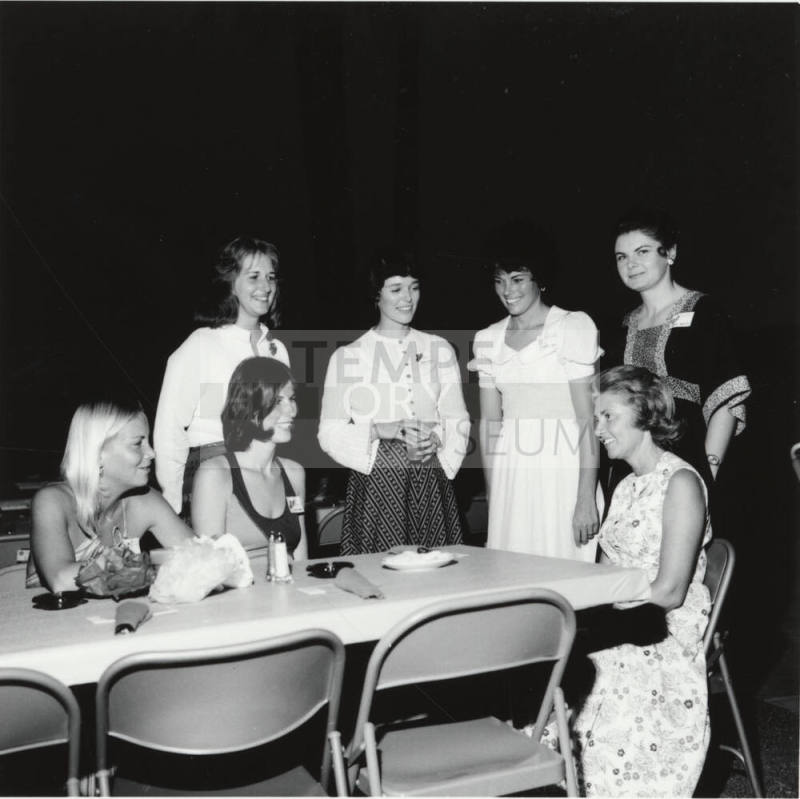 Newcomers Nibble. - Tempe Daily News September 30 1977