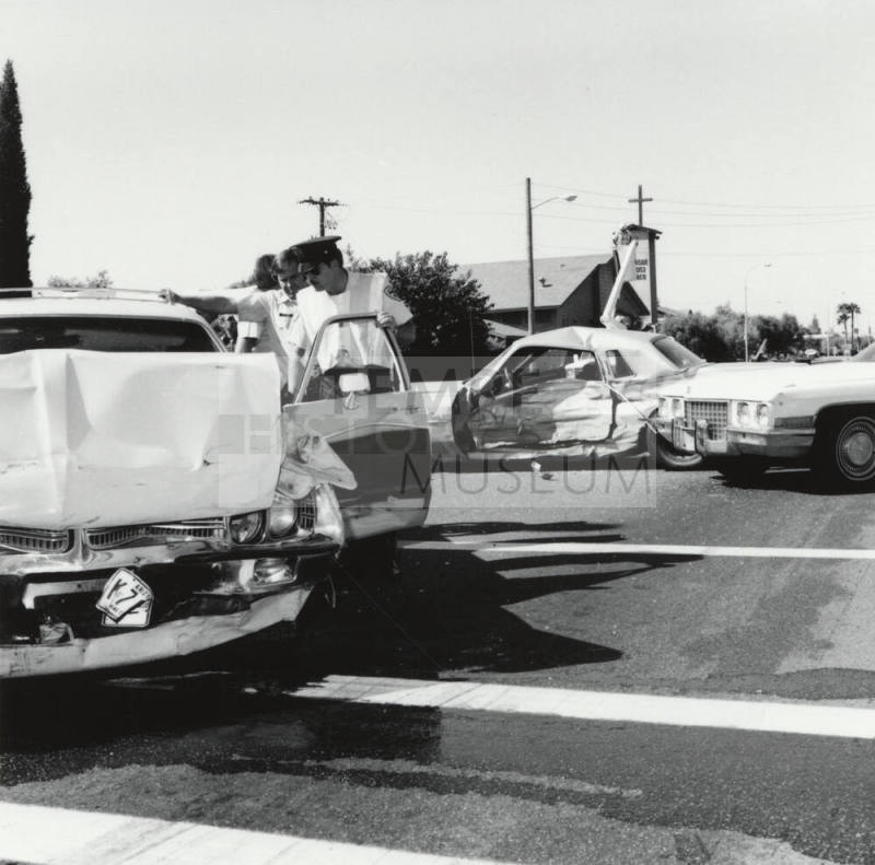 Red Light Crash - Tempe Daily  News,                Ocober 15,1977