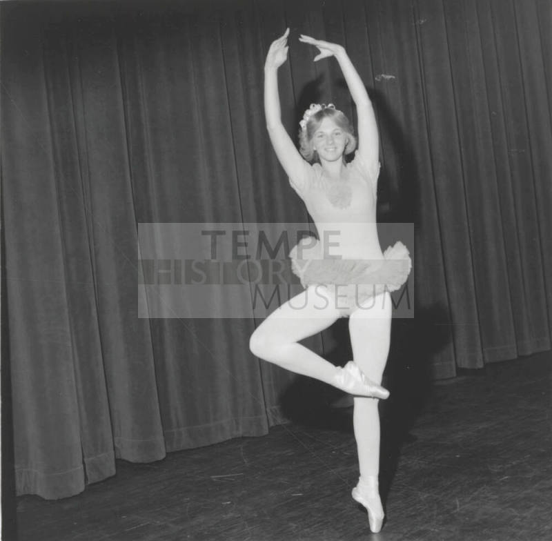 On Her Toes. - Tempe Daily News, October 27 1977