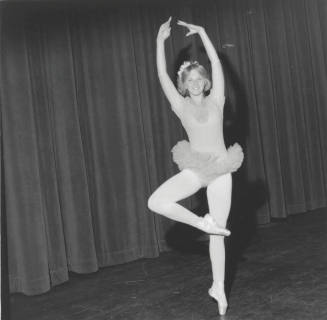 On Her Toes. - Tempe Daily News, October 27 1977