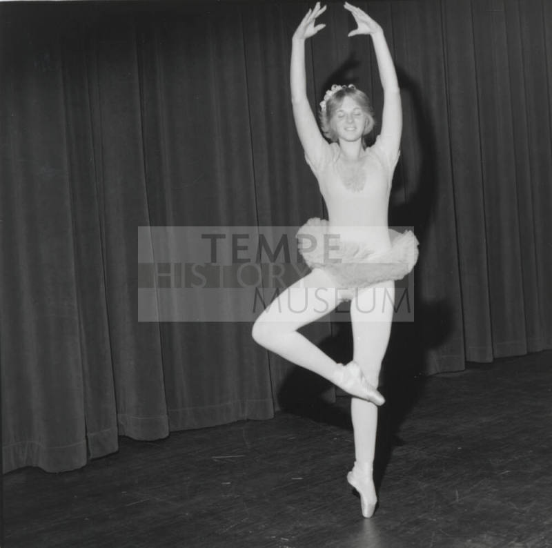 On Her Toes. - Tempe Daily News, October 27 1977
