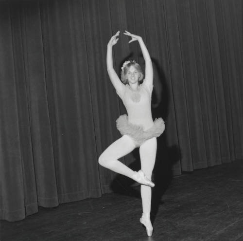 On Her Toes. - Tempe Daily News, October 27 1977