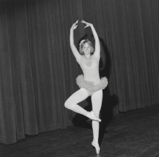 On Her Toes. - Tempe Daily News, October 27 1977