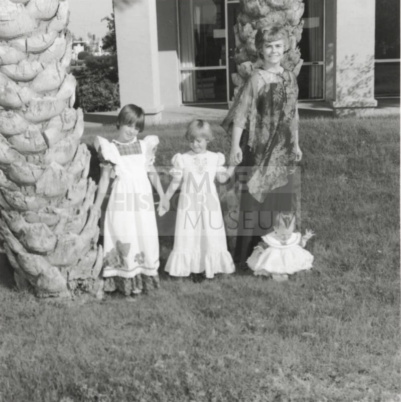 Fashions For Ladies - Tempe Daily News - November 12, 1977 - (2 of 2)