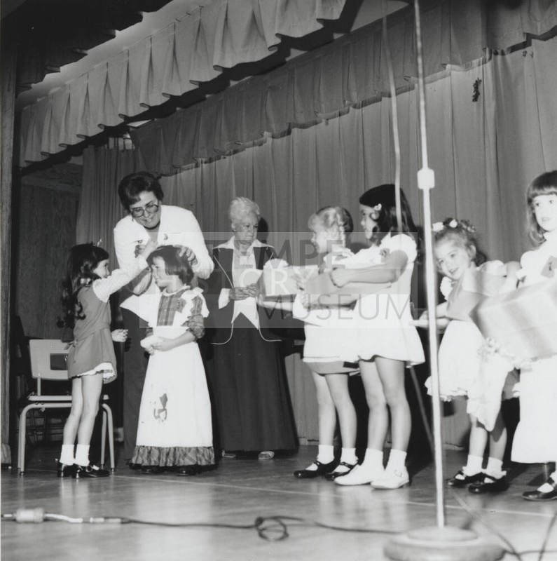 Big Win for Little Girl. - Tempe Daily News, - November 15 1977
