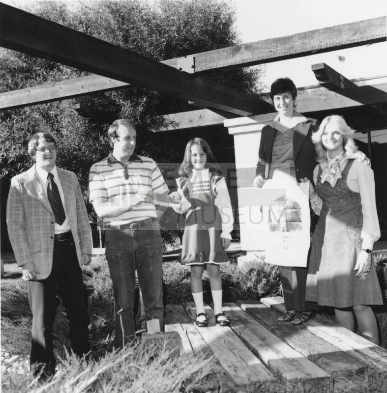 On The Dotted Line. - Tempe Daily News, November 17 1977