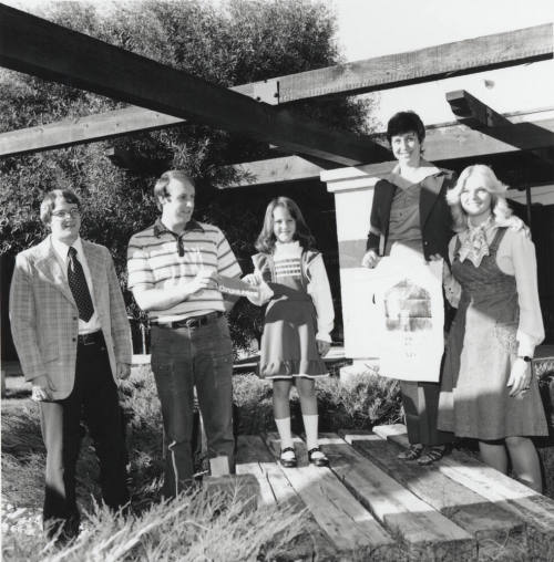 On The Dotted Line. - Tempe Daily News, November 17 1977