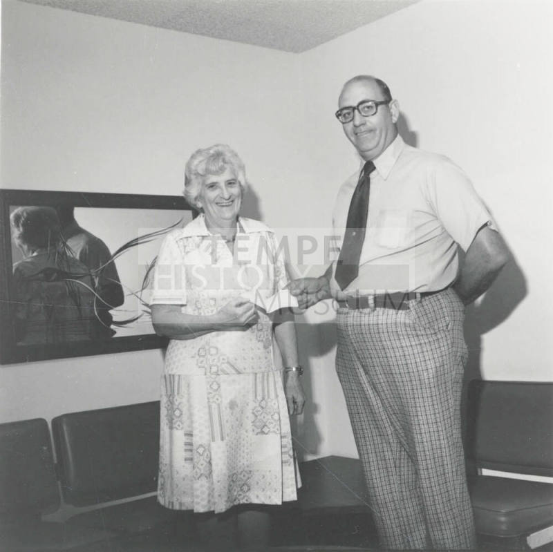 Lending Santa A Helping Hand - Tempe Daily News - November 21, 1977