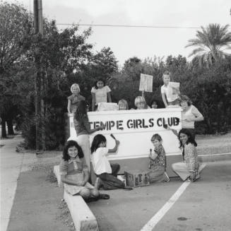 Sugar, Spice And ...Paint - Tempe Daily News - November 22, 1977
