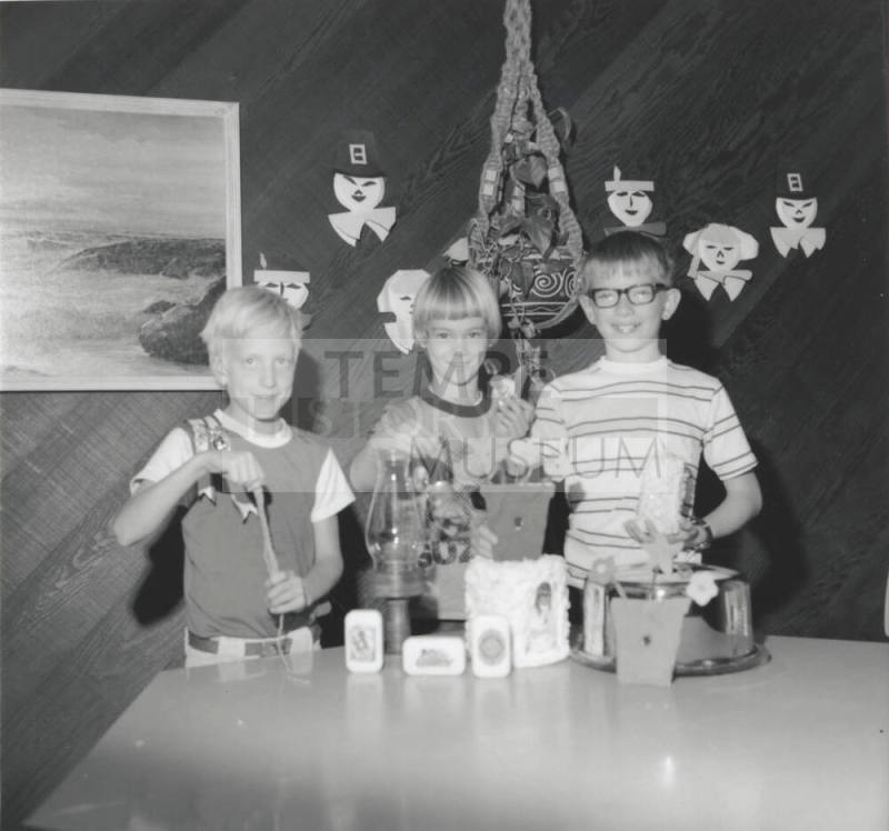 At Mrs. Santa's Shoppe, Tempe Daily News, Nov 28, 1977