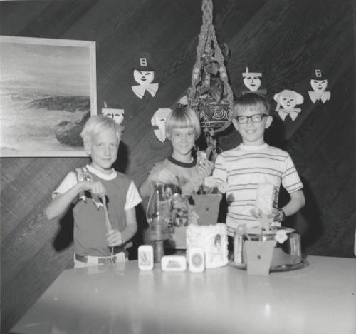 At Mrs. Santa's Shoppe, Tempe Daily News, Nov 28, 1977