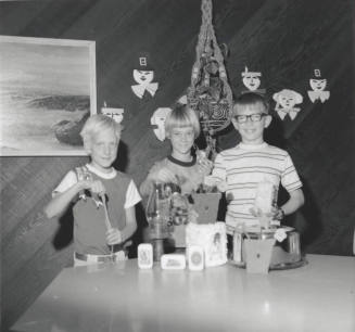 At Mrs. Santa's Shoppe, Tempe Daily News, Nov 28, 1977