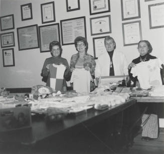 Christmas Gift Shop, Tempe Daily News, Nov 25, 1977