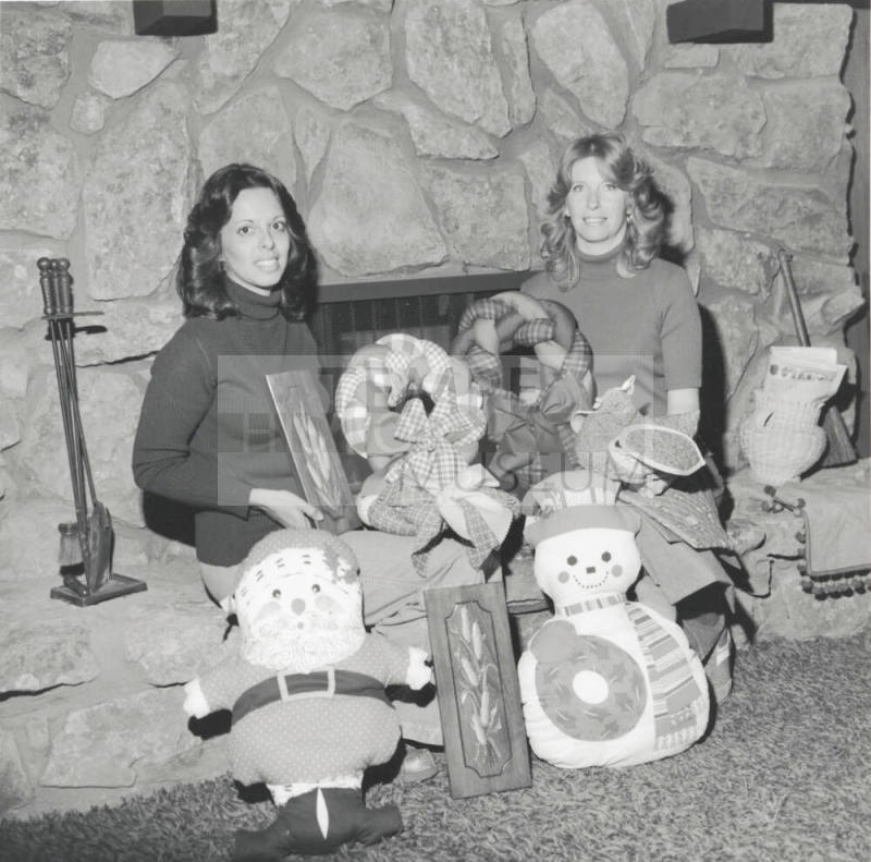 Gifts Galore, Tempe Daily News, Nov 22, 1977