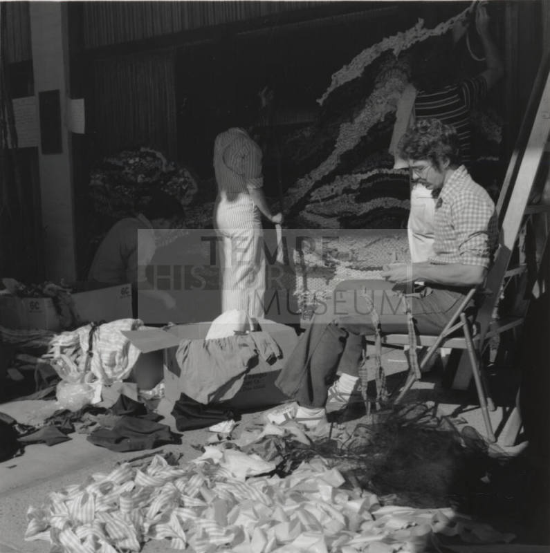 Christmas Art - Tempe Daily News - December 10, 1977 (1 of 2)