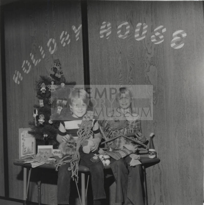 Shopping For Mom, Tempe Daily News, Dec 7, 1977