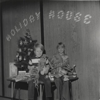 Shopping For Mom, Tempe Daily News, Dec 7, 1977