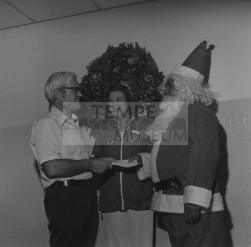 Santa Gets A Helping Hand - Tempe Daily News 12/16/1977