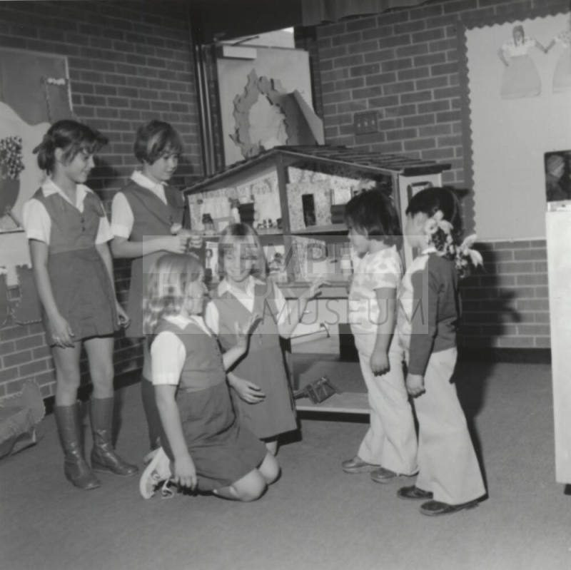 Bluebirds Giving Tour - Tempe Daily News 12/26/1977