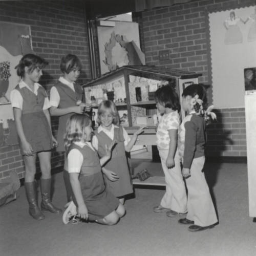 Bluebirds Giving Tour - Tempe Daily News 12/26/1977