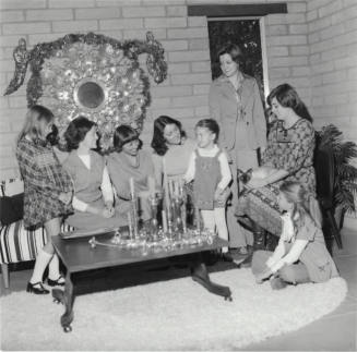 Mother, Daughters And Lots Of Fun - Tempe Daily News 12/26/77