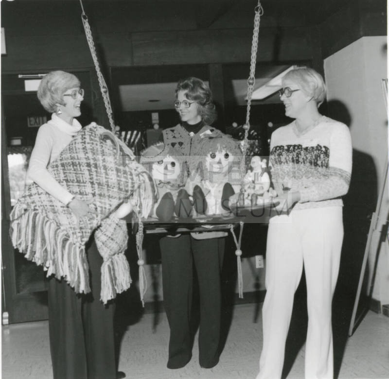 They're Crafty at The Lakes - Tempe Daily News - February 21, 1978