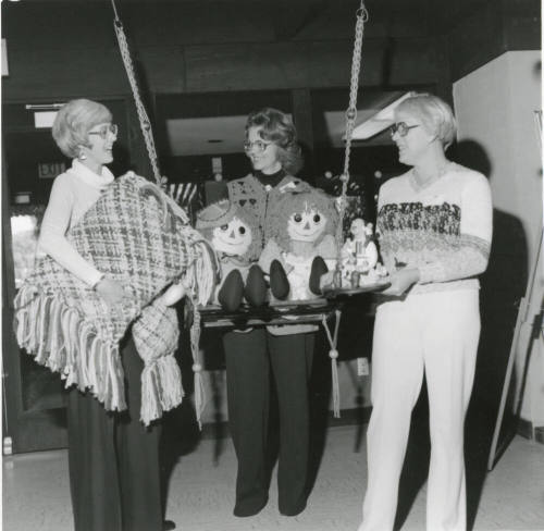They're Crafty at The Lakes - Tempe Daily News - February 21, 1978