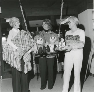 They're Crafty at The Lakes - Tempe Daily News - February 21, 1978